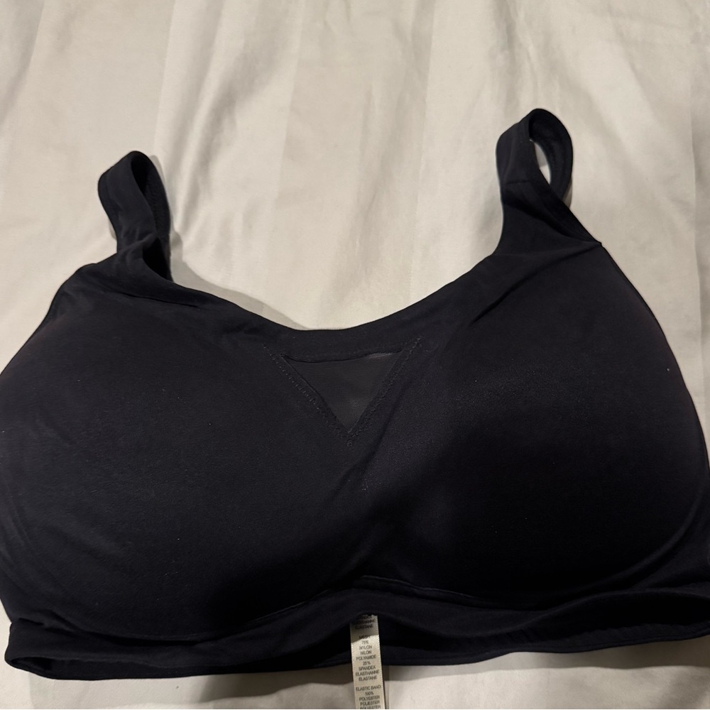Women’s Rhonda Shear molded cup bra. Size Medium